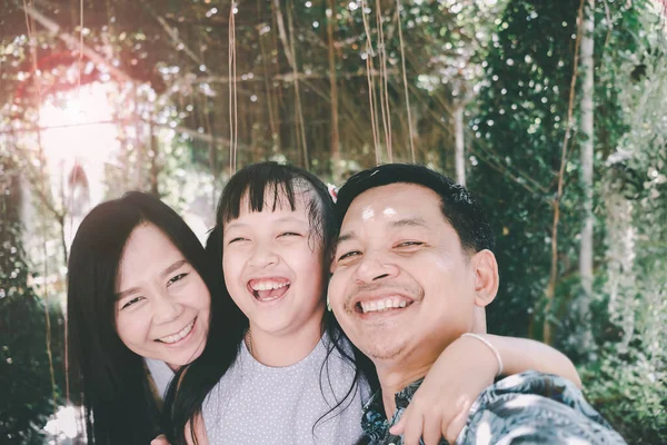 Glad Asiatisk Familj Tar Selfie Parken — Stockfoto