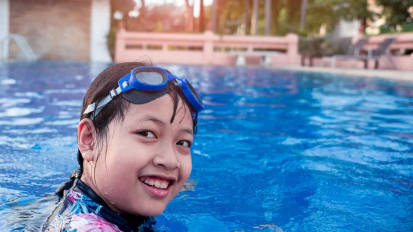 Hübsches Kleines Mädchen Schwimmbad Mit Lächeln Und Glücklich Sommer — Stockfoto