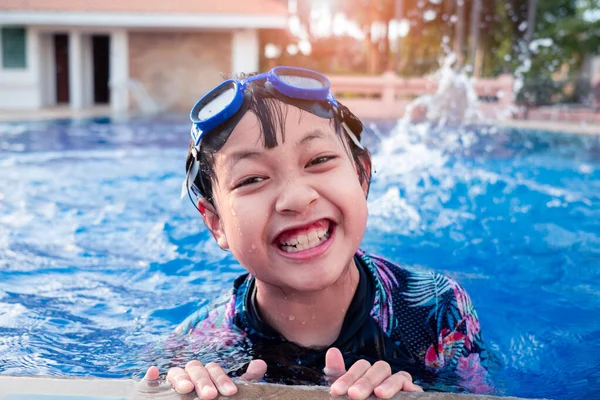 Hübsches Kleines Mädchen Schwimmbad Mit Lächeln Und Glücklich Sommer — Stockfoto