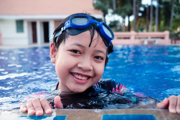 Hübsches Kleines Mädchen Schwimmbad Mit Lächeln Und Glücklich Sommer — Stockfoto