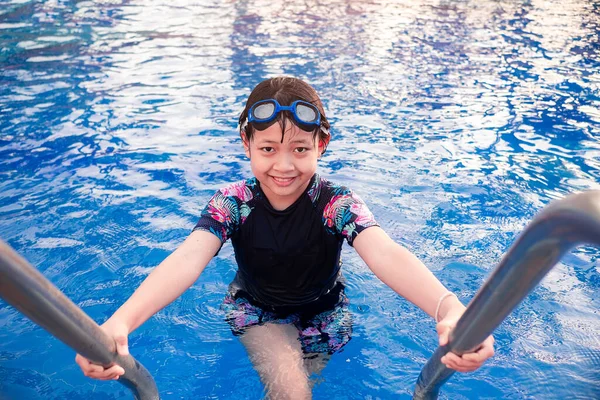 Hübsches Kleines Mädchen Schwimmbad Mit Lächeln Und Glücklich Sommer — Stockfoto