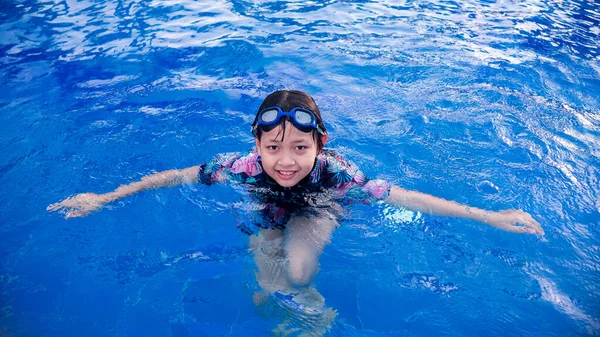 Hübsches Kleines Mädchen Schwimmbad Mit Lächeln Und Glücklich Sommer Stil — Stockfoto