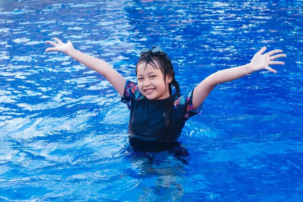 Freiheit Kleines Mädchen Schwimmbad Mit Lächeln Und Glücklich — Stockfoto