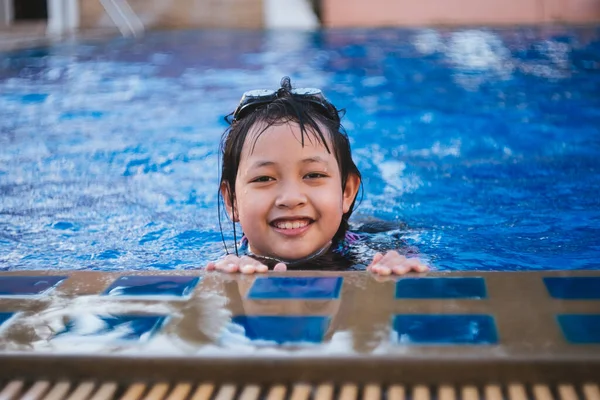 Hübsches Kleines Mädchen Schwimmbad Mit Lächeln Und Glücklich — Stockfoto