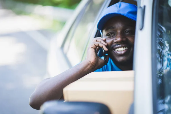 Afrika posta kuryesi akıllı telefon ve teslimat paketi kullanıyor.
