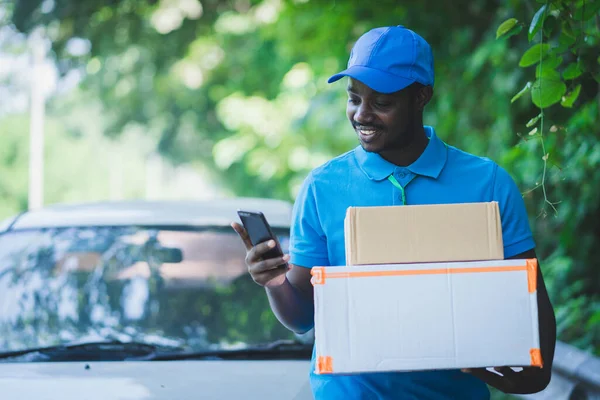 Homem Correio Entrega Postal Africano Usando Telefone Inteligente Entrega Pacote — Fotografia de Stock