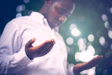 Afrikalı adam Tanrı 'ya şükür için dua ediyor.