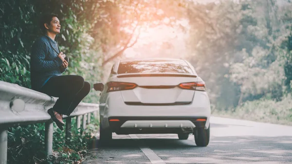 Happy Aziatische Reiziger Man Weg Met Witte Auto Met Camera — Stockfoto