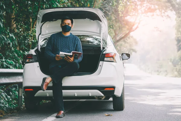 Aziatisch Reiziger Dragen Gezicht Masker Het Lezen Van Een Boek — Stockfoto