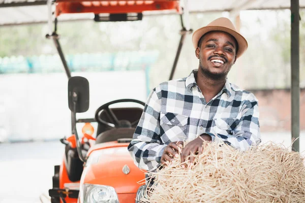 Африканский Фермер Стоящий Рисовыми Тюками Трактором Концепция Сельского Хозяйства Выращивания — стоковое фото