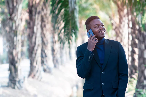 Hombre Negocios Africano Usando Teléfono Inteligente —  Fotos de Stock