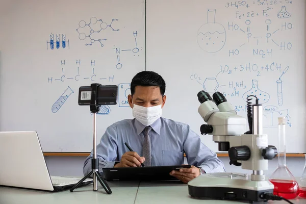 Vetenskapslärare Bär Mask Och Undervisning Online Med Smartphone Klassrummet — Stockfoto