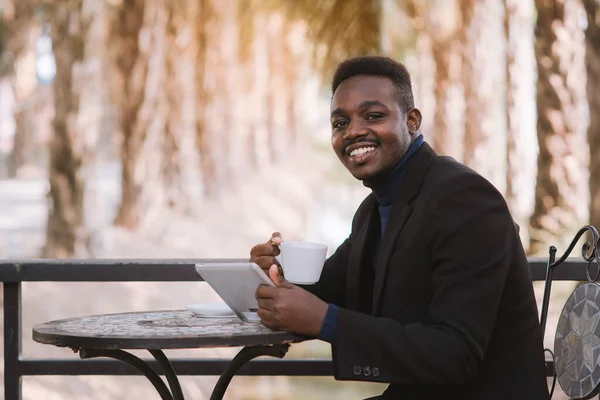 Afrikaanse Zakenman Met Een Gelukkige Tijd Met Koffie — Stockfoto