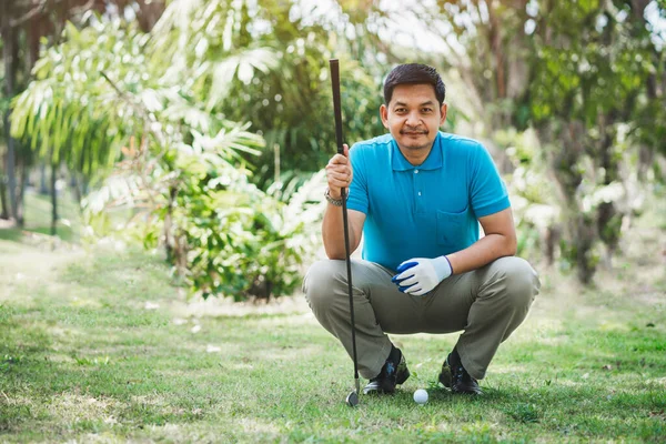 Jogador Golfe Olhando Sentado Campo Para Jogar Golfe Campo Tee — Fotografia de Stock