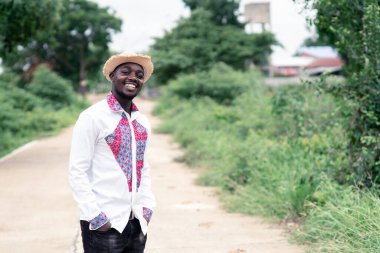 Yerli Afrikalı adam mutlulukla gülümsüyor.