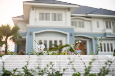 Güneş hücreleri ev için kurulmuştu