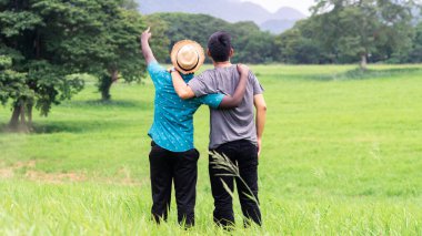 İki gezgin birbirine sarılıyor ve dağ manzarasına bakıyor. En iyi arkadaş kavramı