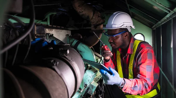 Afrika mühendisliği makine denetleyici kontrol, tablet ile çalışma ve radyo iletişim konuşmak endüstride çalışan işçi söylemek