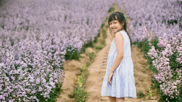 Çiçek Tarlalarında Gülümseyen Asyalı Küçük Kız — Stok fotoğraf