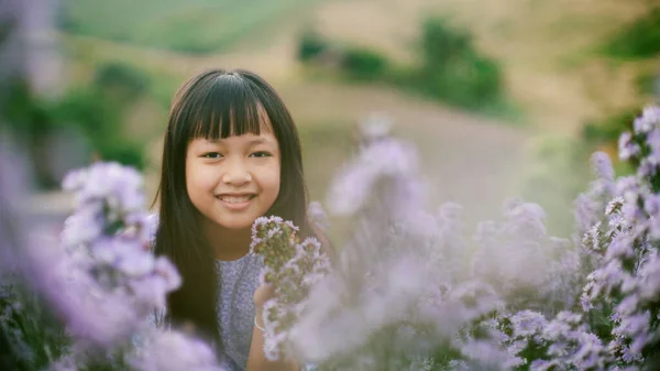 Азійська Дівчинка Посміхається Квіткових Полях — стокове фото