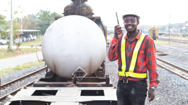 Африканський Інженер Тримає Радіозв Язок Або Радіоприймач Стоїть Поїзді — стокове фото