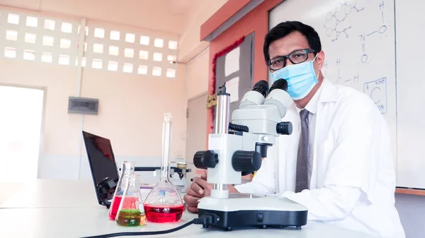 Science Chemistry Teacher Teaching Microscope Laptop Classroom — Stock Photo, Image