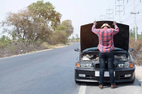 Серьезный Африканский Человек Смотрит Двигатель Сломанной Машины — стоковое фото