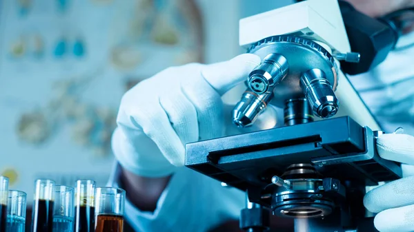 Doktorn Tittar Mikroskop Medan Han Arbetar Med Medicinsk Forskning Vetenskapligt — Stockfoto