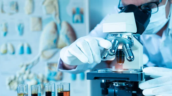Doktorn Tittar Mikroskop Medan Han Arbetar Med Medicinsk Forskning Vetenskapligt — Stockfoto