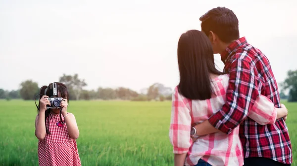 Pequeña Hija Vendimia Toma Una Foto Para Sus Padres Con — Foto de Stock