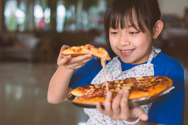 Asiática Niña Preparando Pizza Casera Con Sonrisa Feliz — Foto de Stock