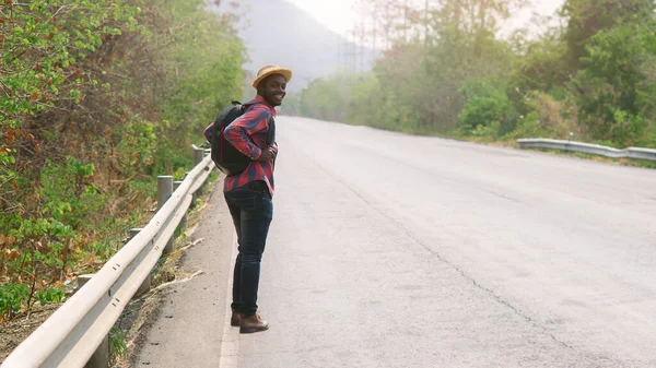 Afrikanischer Mann Läuft Mit Rucksack Auf Der Autobahn — Stockfoto