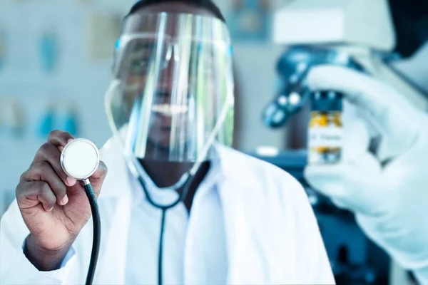 Afrikanska Läkare Bära Ansikte Sköld Och Hålla Stetoskop Med Medicinsk — Stockfoto