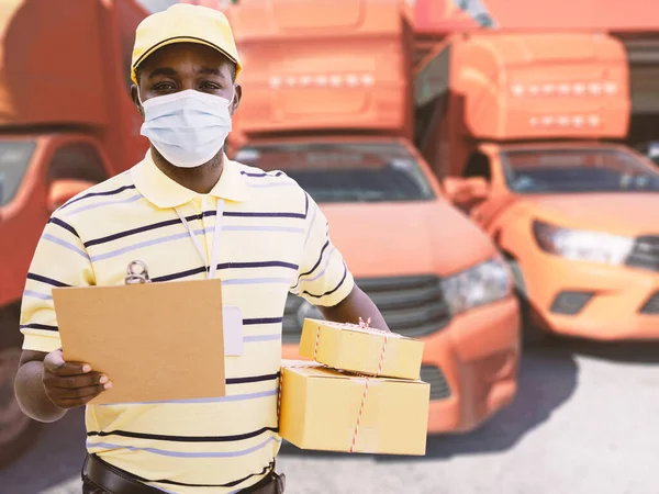 Africano Entregador Segurando Caixas Papelão Com Máscara Facial — Fotografia de Stock