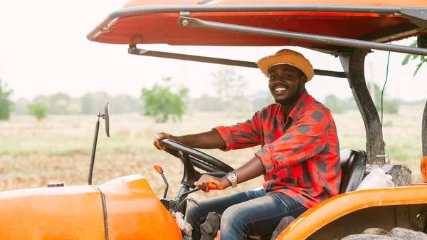 Африканский Фермер Работает Поле Трактором — стоковое фото