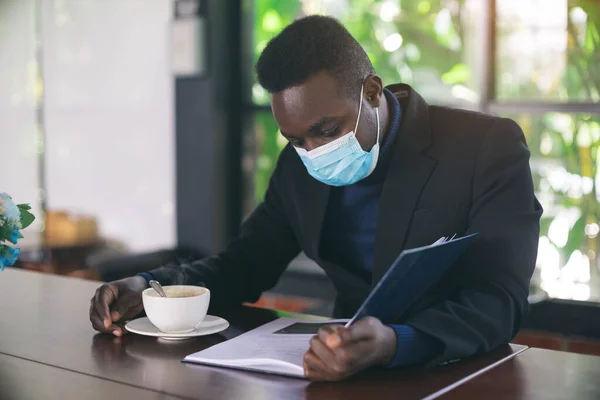 Empresario Africano Con Mascarilla Dentro Cafetería Leyendo Libro — Foto de Stock