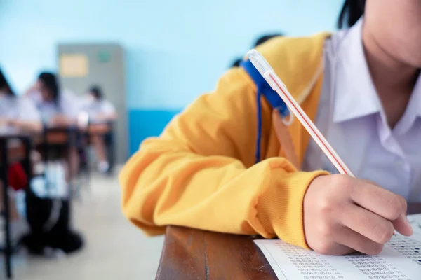 Alunos Escrita Leitura Exame Folhas Resposta Exercícios Sala Aula Escola — Fotografia de Stock