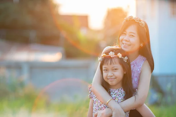 Gülümse Anne Arka Planda Güzel Bir Işıkla Kızını Kucakla Anneler — Stok fotoğraf