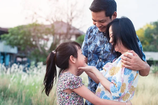 Happy Family Knuffelen Praten Met Gelukkig — Stockfoto