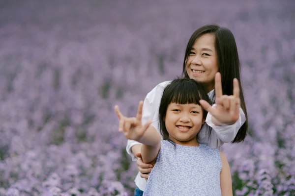 Buona Madre Figlia Sorridenti Campo Fiori Belli Concetto Festa Della — Foto Stock