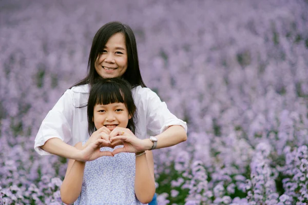 Happy Mother Daughter Making Heart Sign Smiling Beautiful Flowers Field — Stock Photo, Image