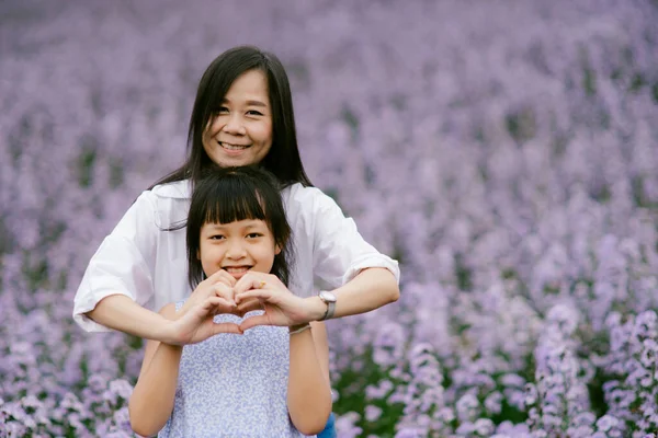 Madre Figlia Felici Che Fanno Segno Del Cuore Sorridono Bellissimo — Foto Stock