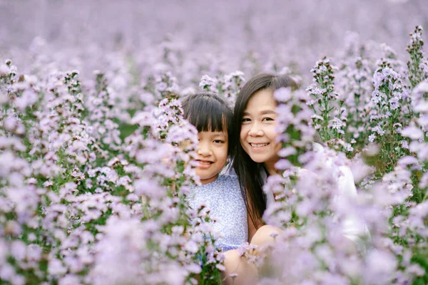 Güzel Bir Çiçek Tarlasında Gülümseyen Mutlu Anne Kız Anneler Günü — Stok fotoğraf