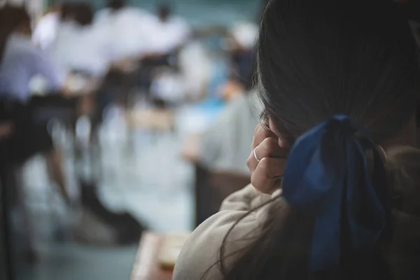 Studenti Che Sostengono Esame Con Stress Classe — Foto Stock