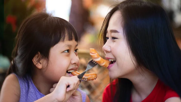 Madre Hija Asiáticas Comiendo Salchichas Con Felicidad Concepto Del Día — Foto de Stock