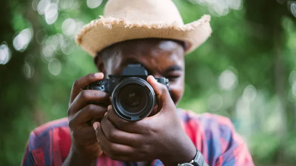 Afrikaanse Man Fotograaf Maakt Foto Met Digitale Camera — Stockfoto