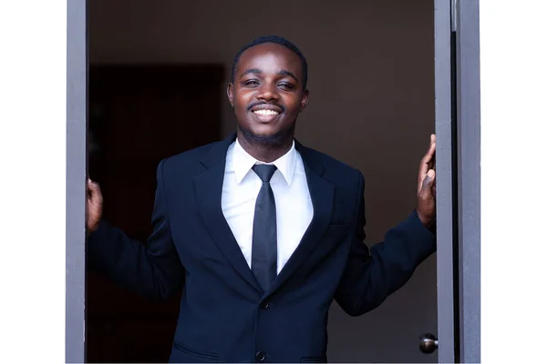 Empresario Africano Abre Las Puertas Sonriendo Sobre Fondo Blanco —  Fotos de Stock