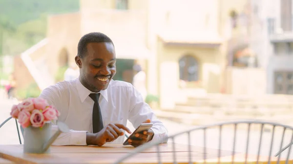 Hombre Negocios Africano Guapo Sonriente Usando Teléfono Inteligente Restaurante Café —  Fotos de Stock