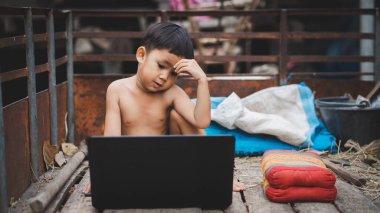 Bilgisayara bakan küçük bir çocuğun evde kilit altında tutulduğu süre zarfında bir sorunu var ya da anlamıyor.