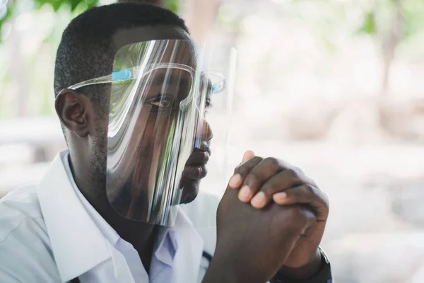 Afrikansk Läkare Bär Ansiktsskydd Medan Tänker Med Sorg — Stockfoto